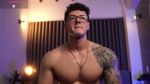 Snapshot of thomas_falcon1 chatting on October 19, 2025, 2:23 am Thomas Falcon online show from October 19, 2025, 2:23 am