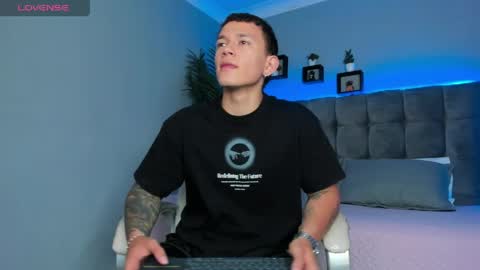 Snapshot of thomas_moon_ chatting on April 17, 2026, 2:53 pm Thomas online show from April 17, 2026, 2:53 pm
