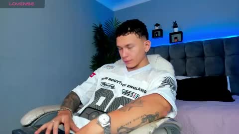 Snapshot of thomas_moon_ chatting on April 20, 2026, 1:58 pm Thomas online show from April 20, 2026, 1:58 pm