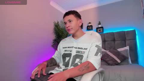 Snapshot of thomas_moon_ chatting on April 29, 2026, 1:15 pm Thomas online show from April 29, 2026, 1:15 pm