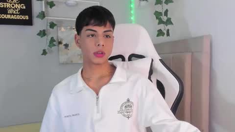 Snapshot of thomas_wild chatting on September 12, 2025, 7:52 am Thomas online show from September 12, 2025, 7:52 am