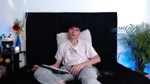 thomasbennett  online show from October 25, 2025, 12:45 pm