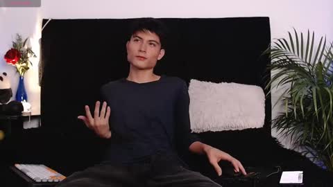 thomasbennett  online show from October 30, 2025, 11:11 am