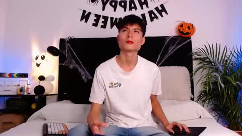 thomasbennett  online show from November 3, 2025, 11:33 am