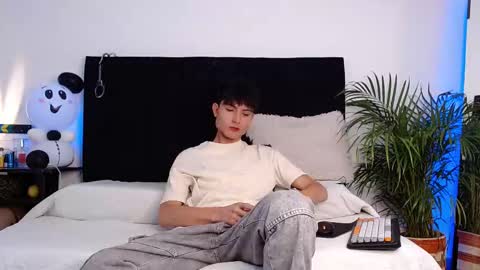 thomasbennett  online show from November 4, 2025, 1:21 pm