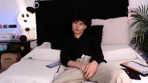 thomasbennett  online show from November 5, 2025, 11:32 am