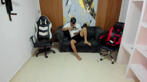 thomson_hot01 online show from March 18, 2026, 5:10 am