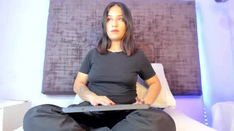 thyra coral online show from April 8, 2026, 3:50 am