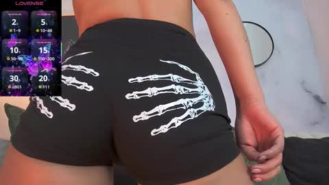 tiffany_low online show from October 27, 2025, 3:27 pm