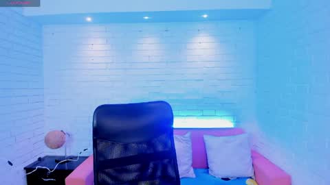 tiffanyhoustton online show from March 18, 2026, 12:30 pm