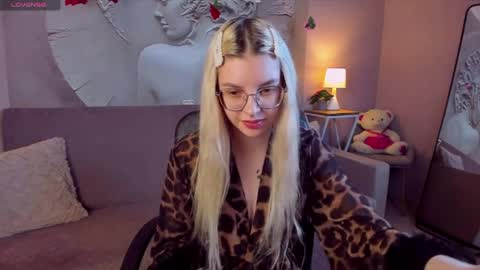 tiffanypeach online show from March 25, 2026, 1:28 pm