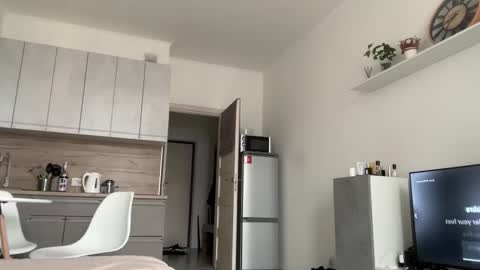 Kit kat online show from October 2, 2025, 12:23 pm