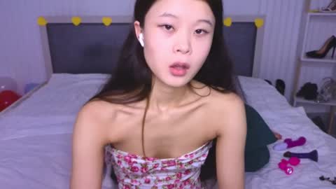 tina__kim online show from February 5, 2025, 10:51 am