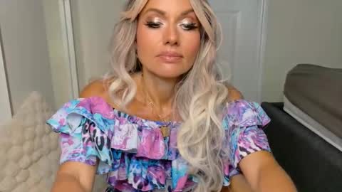 tinkerbell822 online show from May 22, 2026, 7:04 am