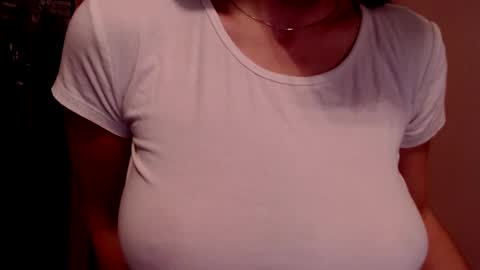 Snapshot of tiny_bb chatting on December 4, 2024, 9:18 am Lily online show from December 4, 2024, 9:18 am