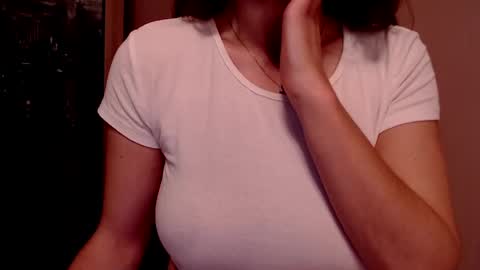 Snapshot of tiny_bb chatting on December 5, 2024, 8:33 am Lily online show from December 5, 2024, 8:33 am