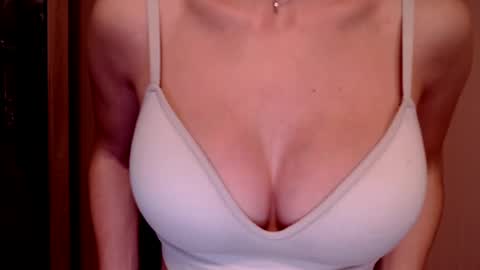 Snapshot of tiny_bb chatting on December 20, 2024, 5:51 pm Lily online show from December 20, 2024, 5:51 pm