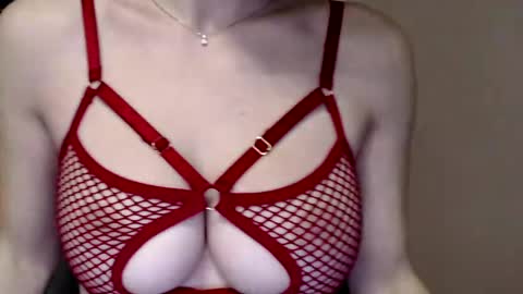 Snapshot of tiny_bb chatting on December 25, 2024, 5:05 pm Lily online show from December 25, 2024, 5:05 pm