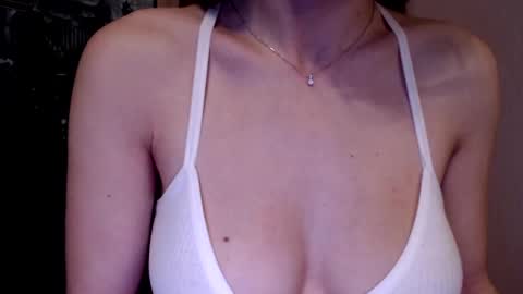 Snapshot of tiny_bb chatting on January 1, 2025, 10:21 am Lily online show from January 1, 2025, 10:21 am