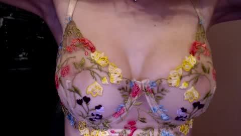 Snapshot of tiny_bb chatting on January 7, 2025, 10:43 am Lily online show from January 7, 2025, 10:43 am