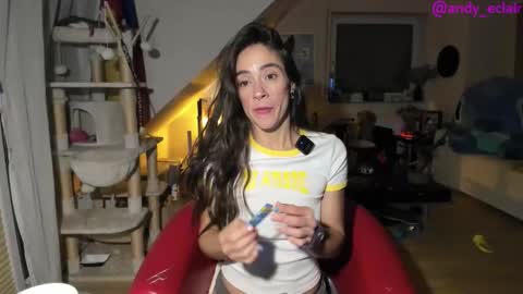 Snapshot of tiny_williams chatting on October 8, 2025, 4:32 am Tiny online show from October 8, 2025, 4:32 am