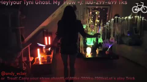 Snapshot of tiny_williams chatting on October 28, 2025, 9:50 pm Tiny online show from October 28, 2025, 9:50 pm