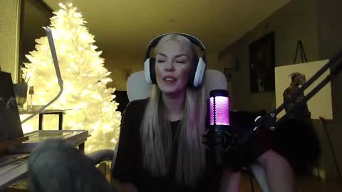 stage Kylie Sinner  brand CLITBAIT online show from January 15, 2025, 11:30 pm
