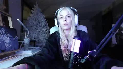 stage Kylie Sinner  brand CLITBAIT online show from January 17, 2025, 5:53 am