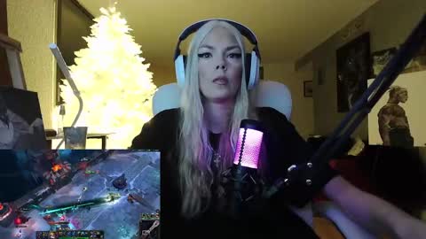 stage Kylie Sinner  brand CLITBAIT online show from January 18, 2025, 6:45 am