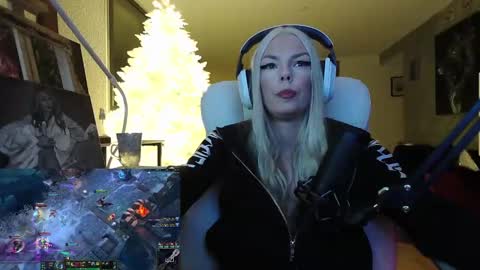 stage Kylie Sinner  brand CLITBAIT online show from January 19, 2025, 1:21 am