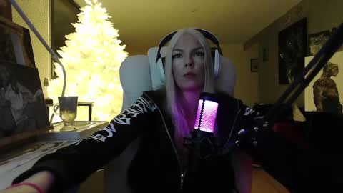 stage Kylie Sinner  brand CLITBAIT online show from January 19, 2025, 4:22 am