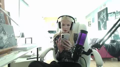 stage Kylie Sinner  brand CLITBAIT online show from January 24, 2025, 7:28 pm