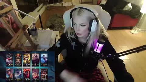 stage Kylie Sinner  brand CLITBAIT online show from January 26, 2025, 6:28 am