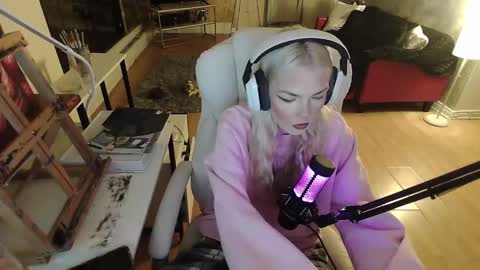 stage Kylie Sinner  brand CLITBAIT online show from January 28, 2025, 12:05 am