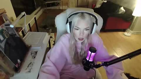 stage Kylie Sinner  brand CLITBAIT online show from January 28, 2025, 3:15 am