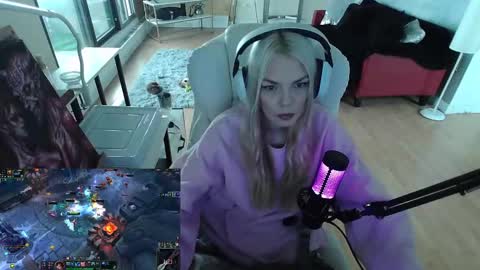 stage Kylie Sinner  brand CLITBAIT online show from January 28, 2025, 1:27 pm