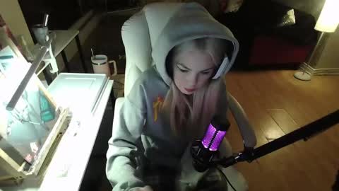 stage Kylie Sinner  brand CLITBAIT online show from January 29, 2025, 11:25 pm