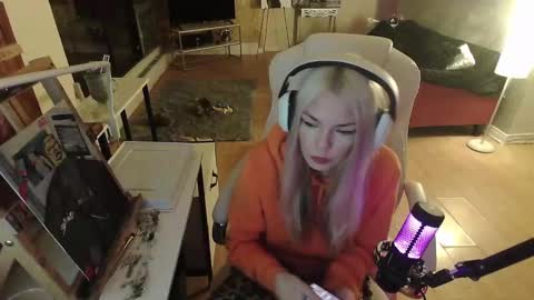 stage Kylie Sinner  brand CLITBAIT online show from January 31, 2025, 3:30 am