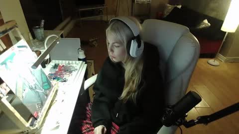 stage Kylie Sinner  brand CLITBAIT online show from February 1, 2025, 1:23 am