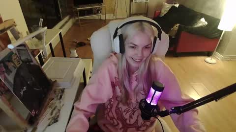 stage Kylie Sinner  brand CLITBAIT online show from February 1, 2025, 4:24 am