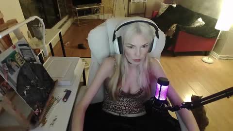 stage Kylie Sinner  brand CLITBAIT online show from February 2, 2025, 4:48 am