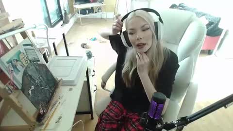 stage Kylie Sinner  brand CLITBAIT online show from February 2, 2025, 7:46 pm