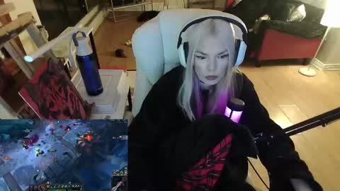 stage Kylie Sinner  brand CLITBAIT online show from February 3, 2025, 1:52 am
