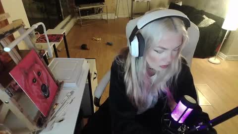 stage Kylie Sinner  brand CLITBAIT online show from February 4, 2025, 7:51 am