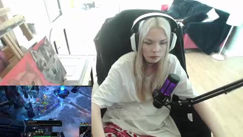 stage Kylie Sinner  brand CLITBAIT online show from February 4, 2025, 5:01 pm