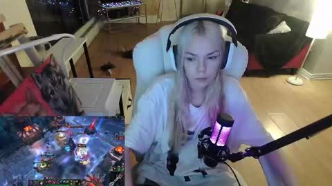 stage Kylie Sinner  brand CLITBAIT online show from February 5, 2025, 10:01 pm