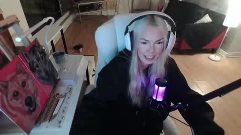 stage Kylie Sinner  brand CLITBAIT online show from February 7, 2025, 12:09 am