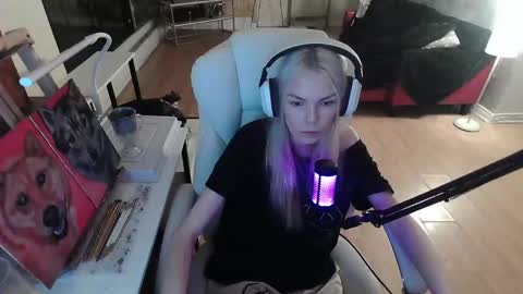 stage Kylie Sinner  brand CLITBAIT online show from February 7, 2025, 7:07 am