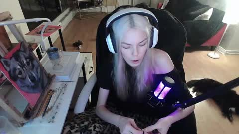 stage Kylie Sinner  brand CLITBAIT online show from February 8, 2025, 3:19 am