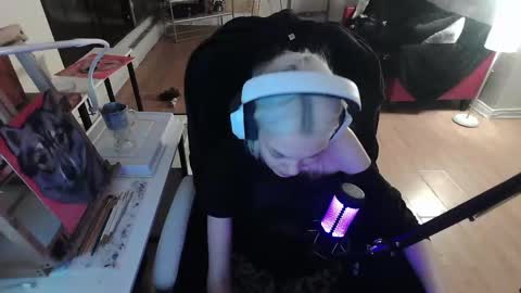 stage Kylie Sinner  brand CLITBAIT online show from February 8, 2025, 6:22 am
